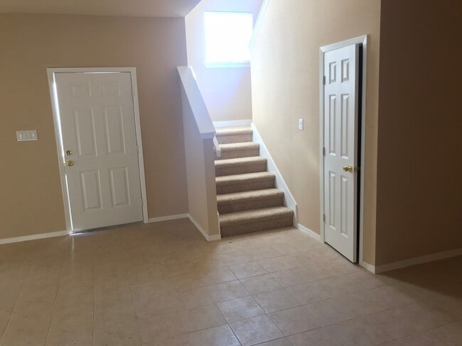 Building Photo - 4 Bed, 2.5 Bath Duplex