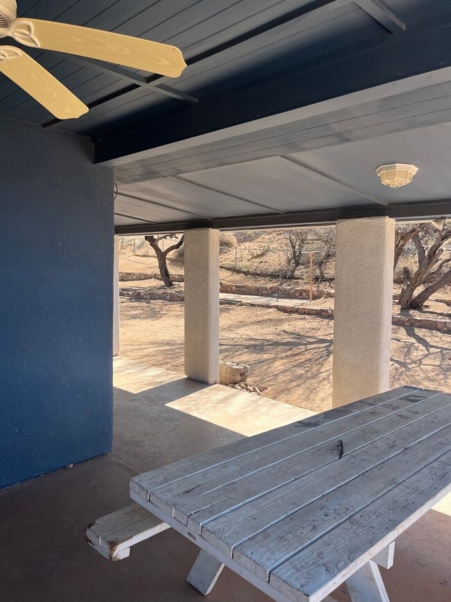 Building Photo - 626 S Huachuca St