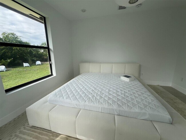 Building Photo - 12790 SW 91 Ave