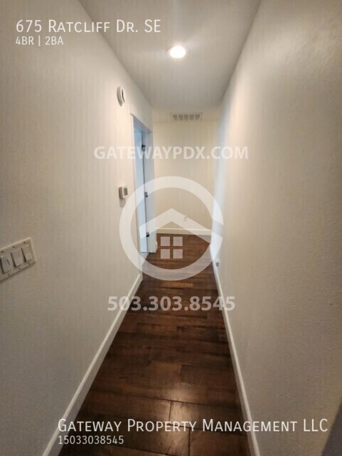 Building Photo - 675 Ratcliff Dr SE