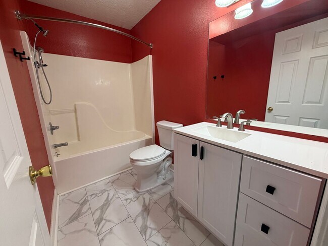 Building Photo - Spacious 4 Bedroom Home located in Woodland Hills Subdivision