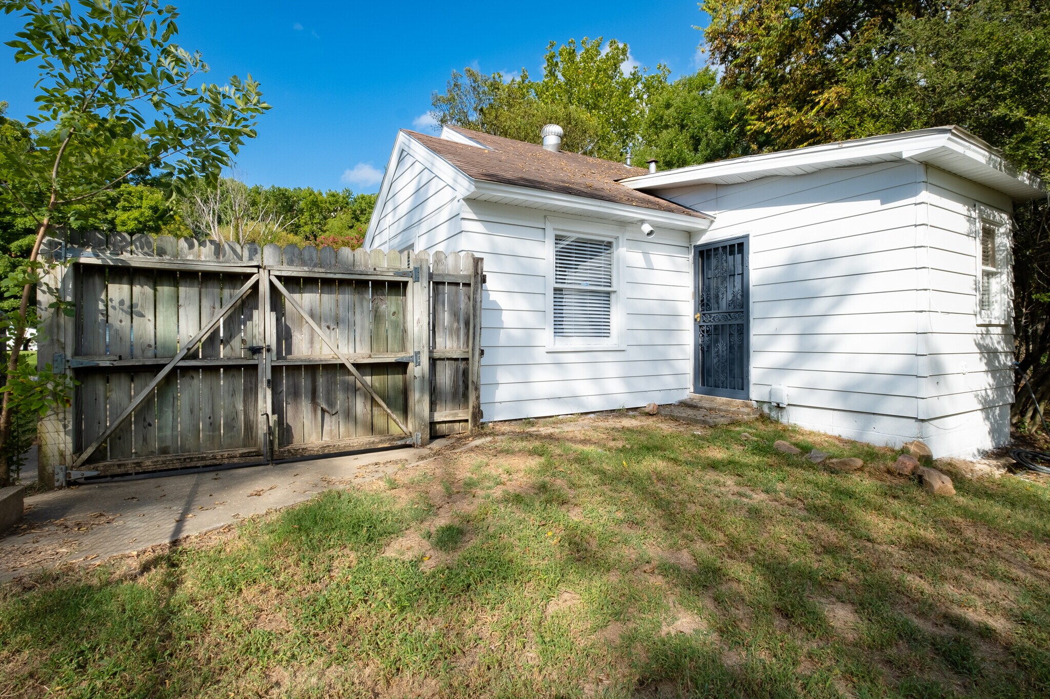 Building Photo - 1808 Iris St