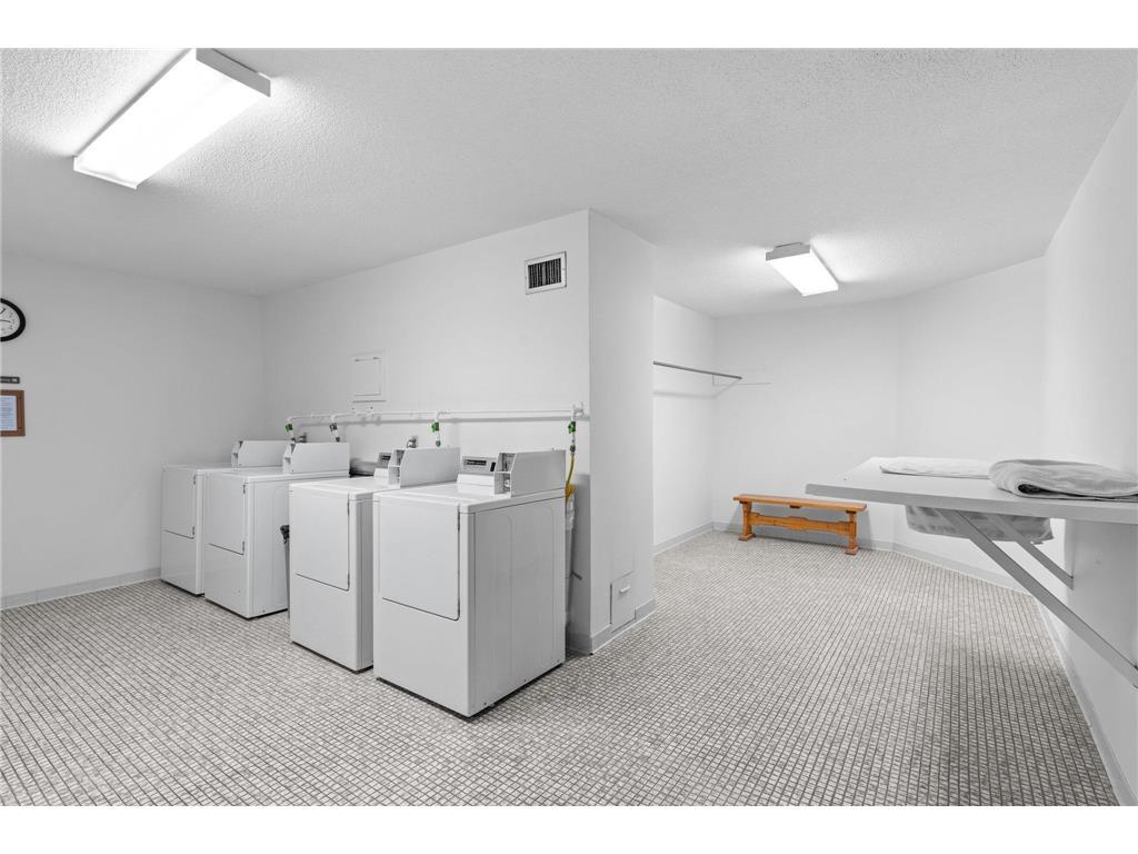 Building Photo - 4101 Parklawn Ave