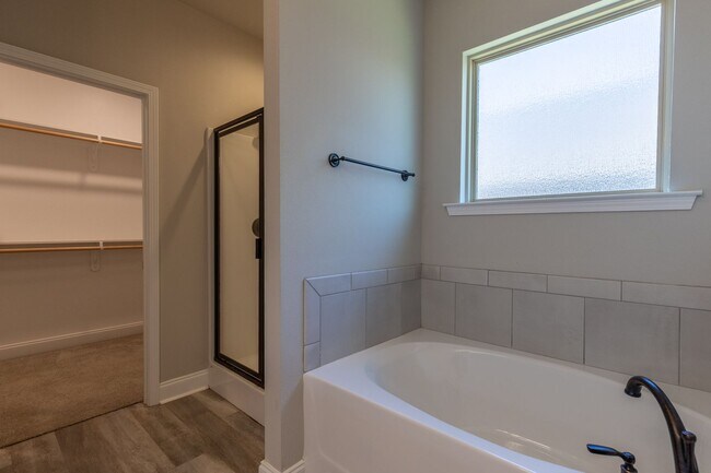 Building Photo - 3 Bedrooms / 2 Bathrooms in Silverhill! Mid-August
