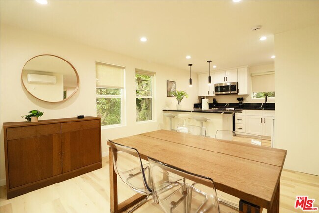 Building Photo - 9042 Phyllis Ave