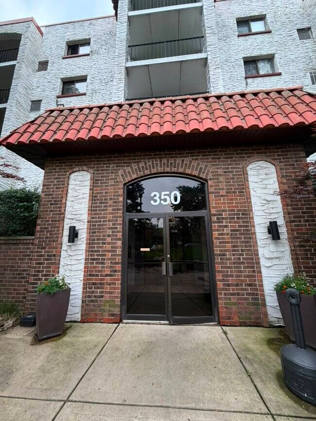 Building Photo - 350 Plum Creek Dr