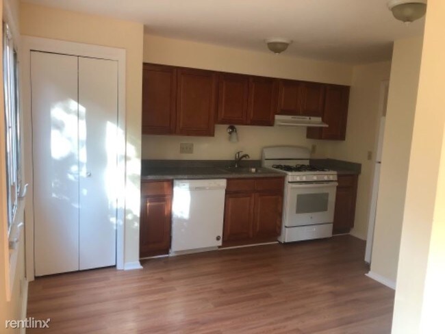 Building Photo - 2 br, 1 bath Condo - 58 Towne House Rd