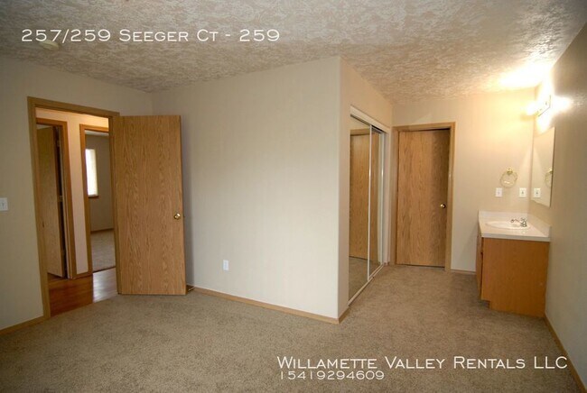 Building Photo - Nice S Salem duplex