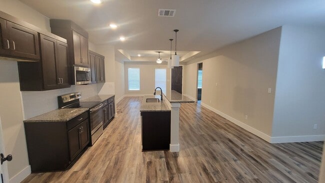 Building Photo - COMING SOON - Commuter Friendly - 3/2/2