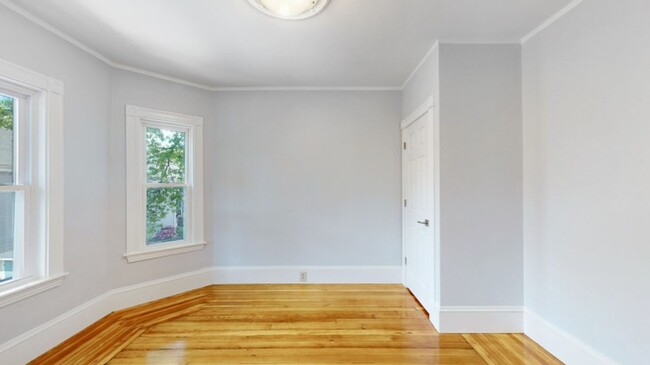 Building Photo - Massive 5 Bed