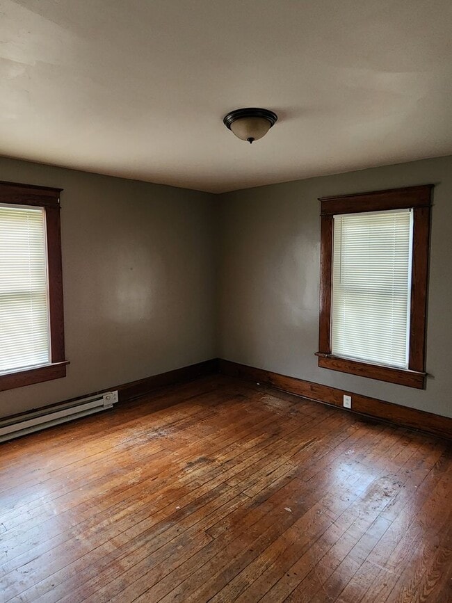 Building Photo - 2 Bedroom 1 bath duplex