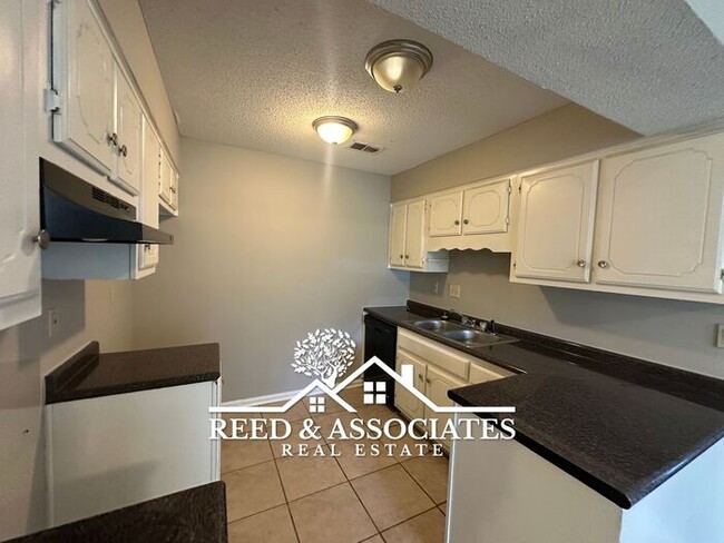 Building Photo - Spacious: 3 Bedroom in Bartlett!
