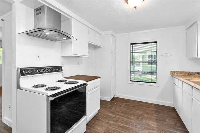Building Photo - 5683 Cessna Dr