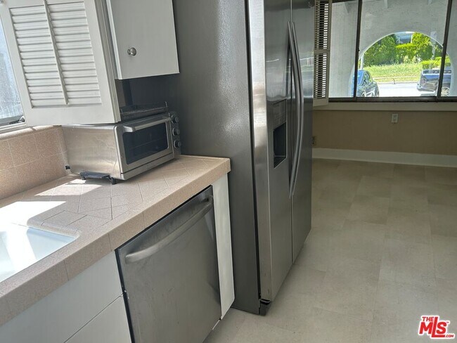 Building Photo - 352 S Wetherly Dr