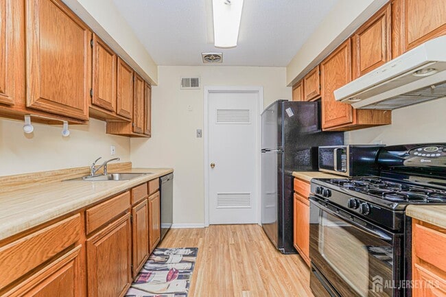 Building Photo - 33 Foxtail Ln