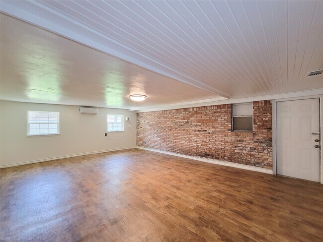 Building Photo - 2115 Forest Oaks Dr