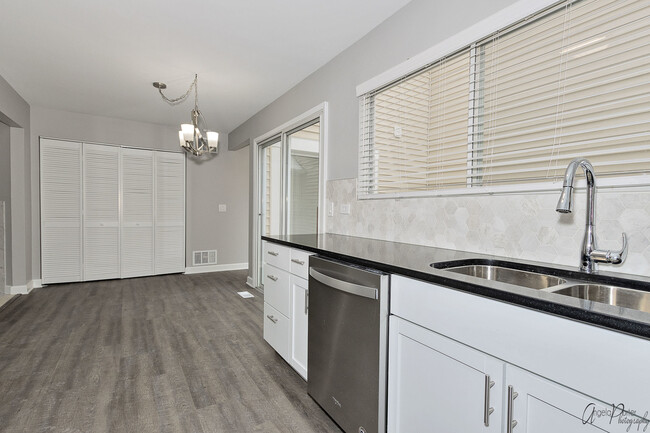 Building Photo - 511 Le Parc Cir