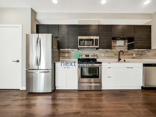 Building Photo - 2 Bed 2 Bath Spacious Townhome
