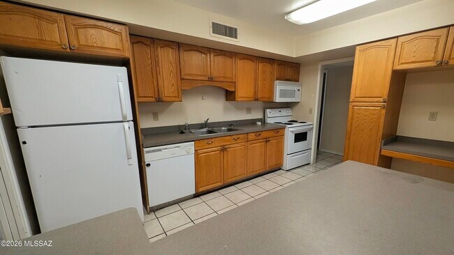 Building Photo - 6539 E Golf Links Rd
