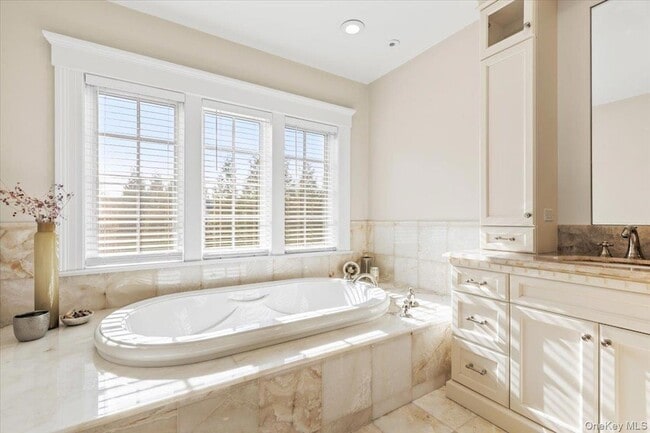 Building Photo - 47 Greenacres Ave