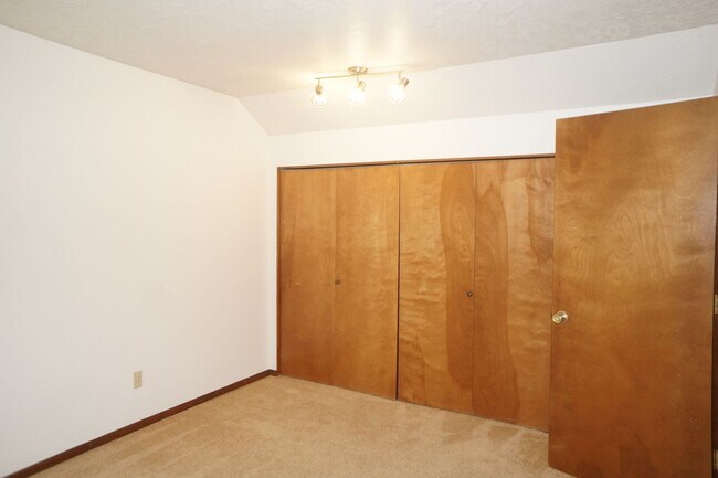 Building Photo - Lake Oswego South Shore Side Traditional