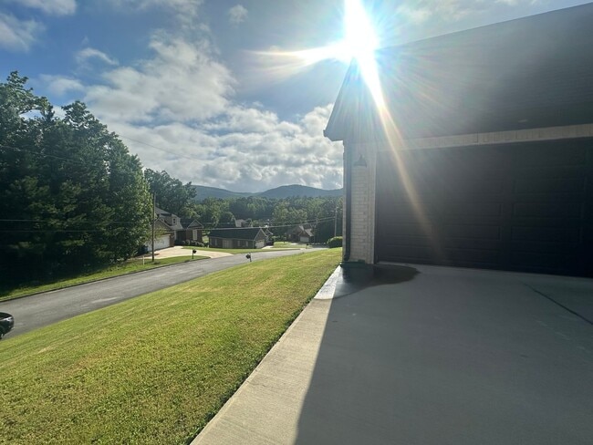 Building Photo - Stunning 4BR/2BA Home in Legacy Hill Estates