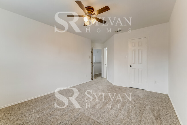 Building Photo - Your dream home awaits!