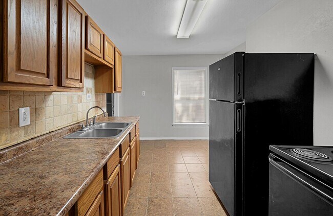 Building Photo - Spacious 3 bed/1 bath rental - Available Now!