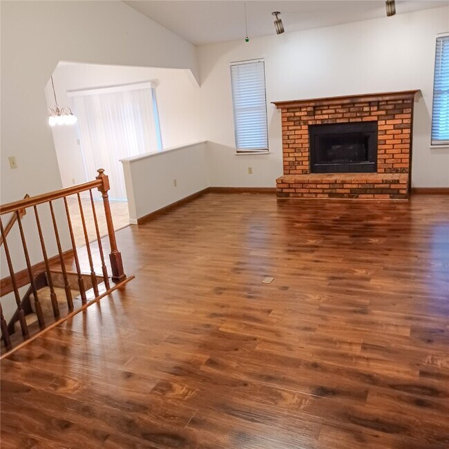 Building Photo - 14 Twin Oaks Dr