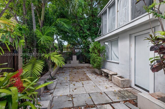 Building Photo - 1055 SW 12th St