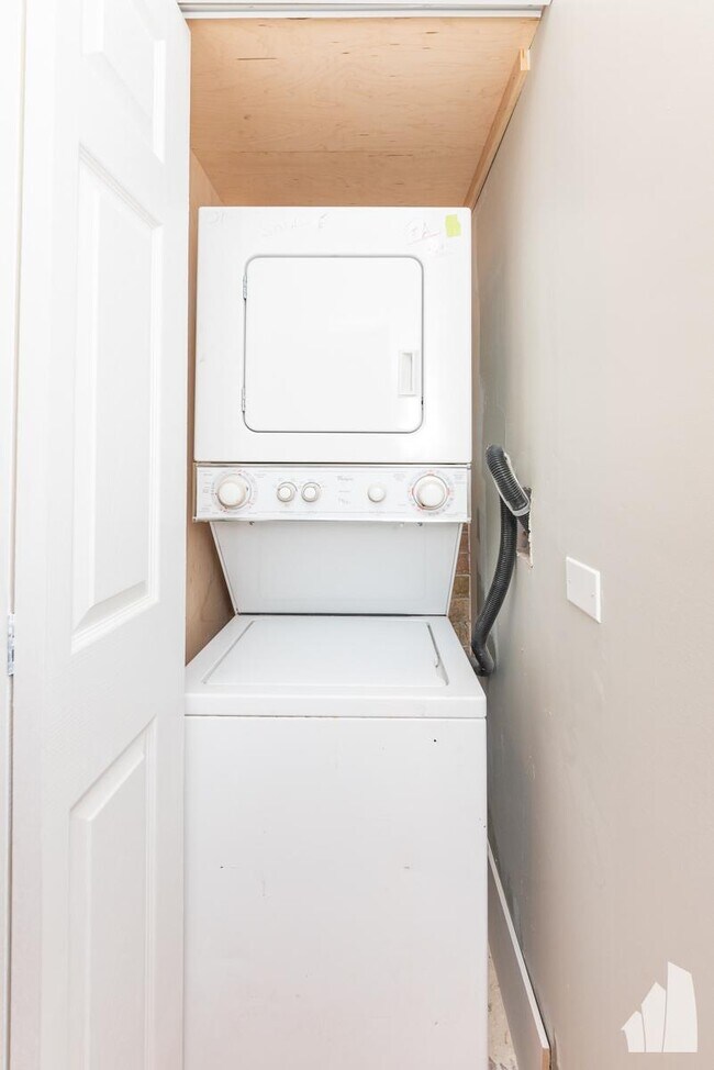 Building Photo - 1 bedroom in Chicago IL 60657