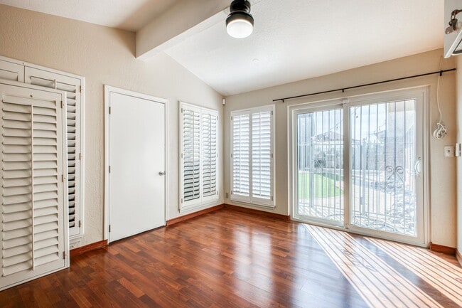 Building Photo - Beautiful House with 4 bed - 2 baths - office & covered big Jacuzzi