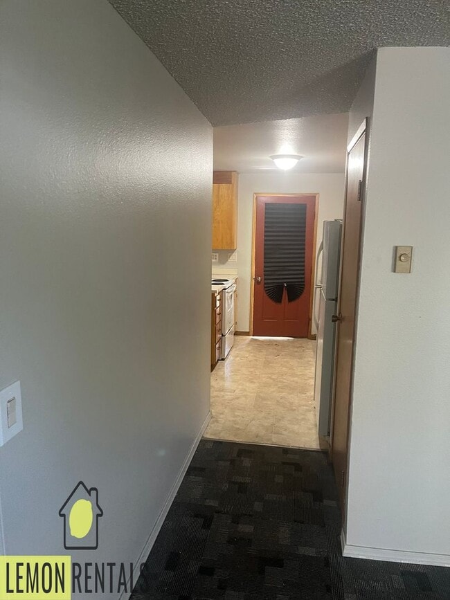 Building Photo - 3 bedroom house in Oroville $1,200/month