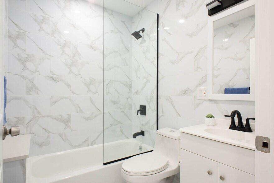 Building Photo - 240e E 75th St