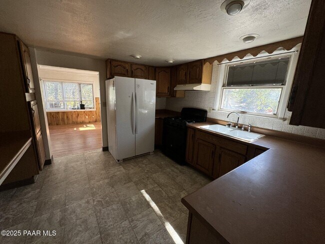Building Photo - 1230 Pine Dr