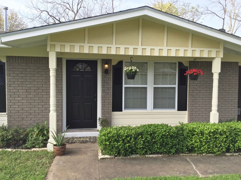 Building Photo - 1405 Green Forest Dr