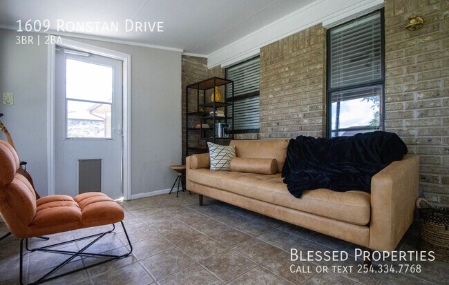 Building Photo - 1609 Ronstan Dr