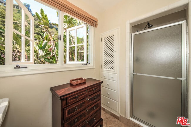 Building Photo - 1367 N Beverly Dr