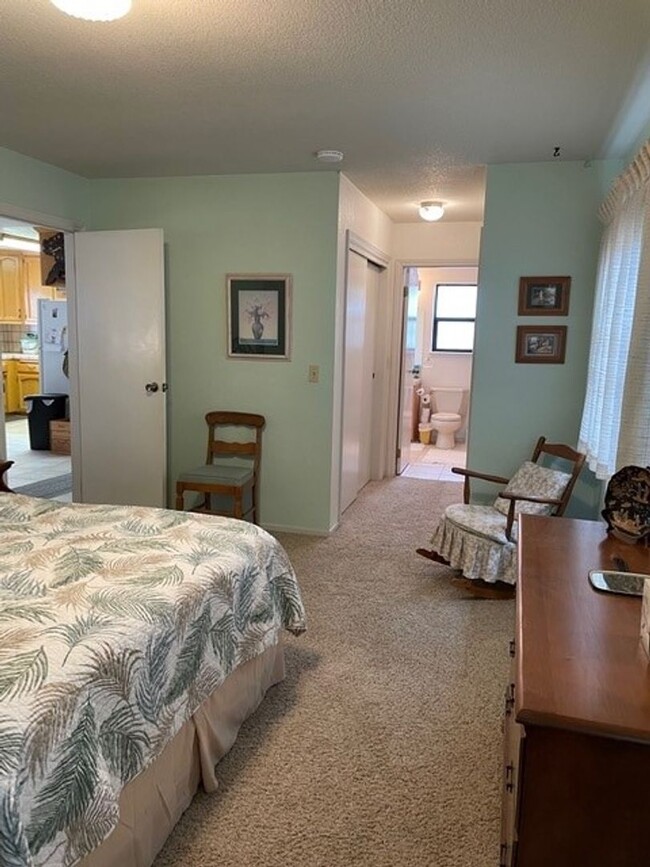 Building Photo - Private 1 Bed, 1 Bath Upstairs Apartment. ...