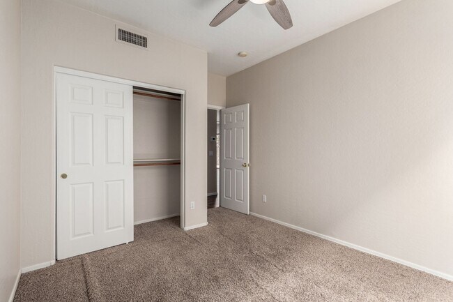Building Photo - 5 Bedroom home in Chandler