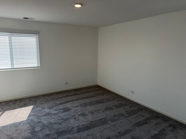 Building Photo - 345 Hemlock Ln