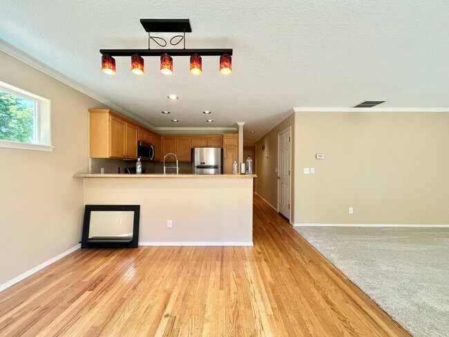 Building Photo - Spacious 4 Bed, 2.5 Bath House