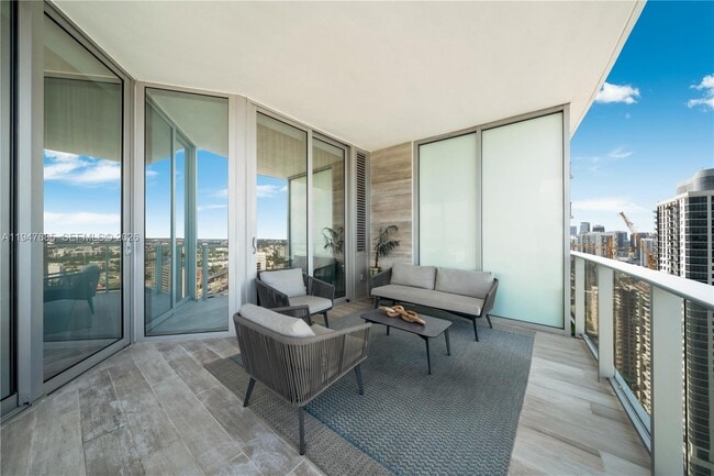 Building Photo - 851 NE 1st Ave