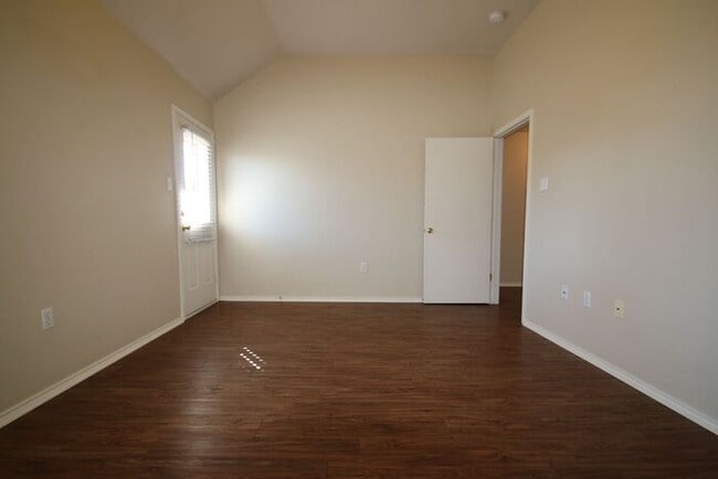 Building Photo - Charming 3BR/2BA Duplex Home with 2-Car Garage & Fenced Yard | Close to Downtown Weatherford | Pe...