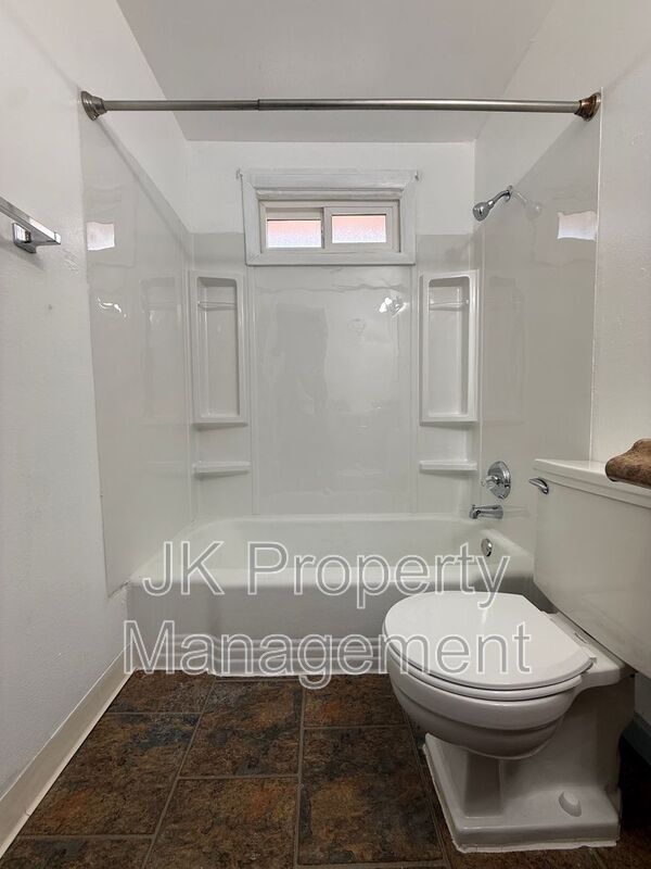 Building Photo - 520 21st Ave NE