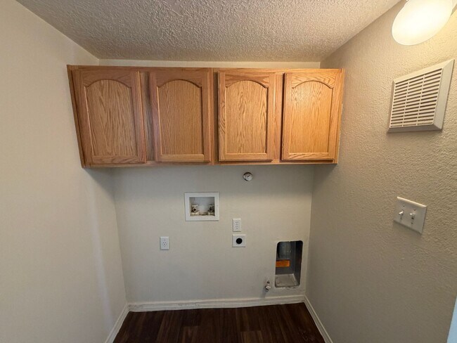 Building Photo - 3 Bedroom Single Story Home Near Northern Blvd NE & Loma Colorado Blvd NE!