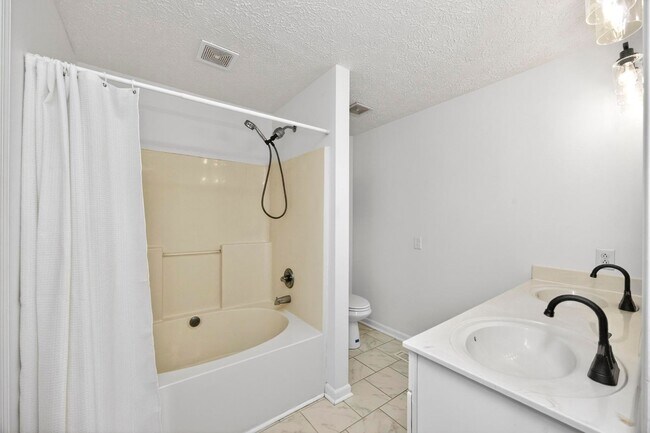 Building Photo - 197 Red Jacket Trce