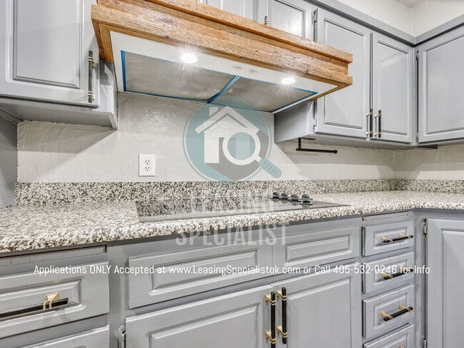 Building Photo - Warr Acres 3 Bed 2 Bath Home with a Pool!!