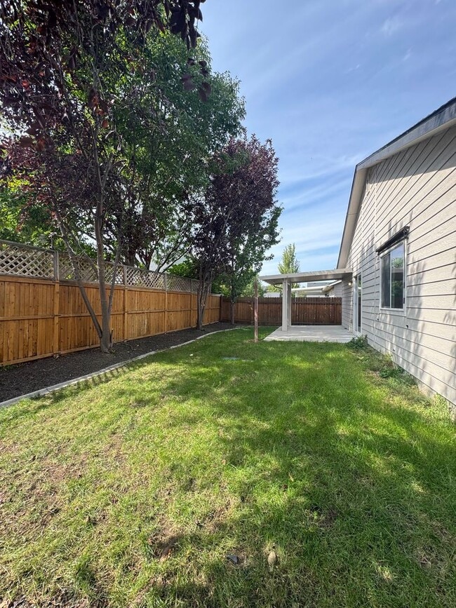 Building Photo - MOVE IN TODAY! Single level floorplan in d...