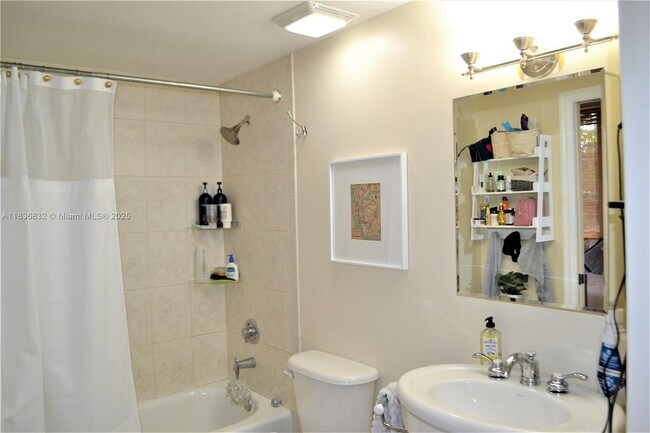 Building Photo - 2630 SW 28th St